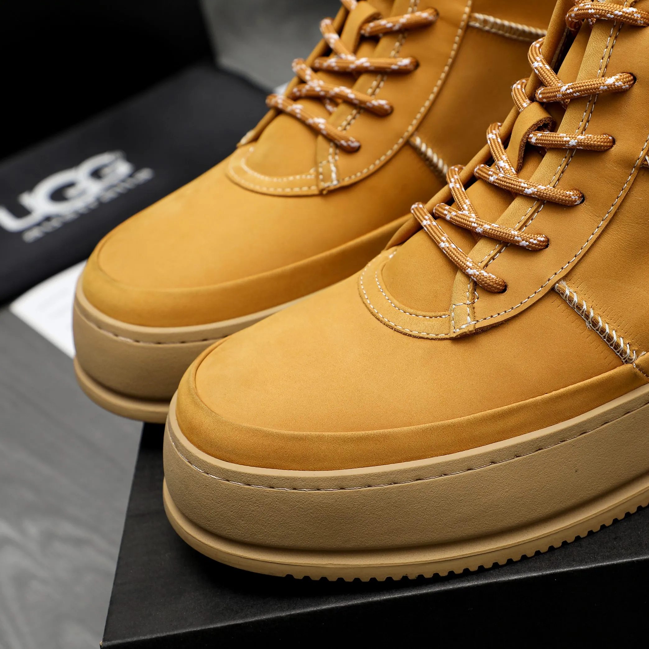 P620 Product trademark: "UGG" Gaobang men's shoes Regular size: 39-44 Product materials: Selected suede cowhide upper, wool lining, original outsole